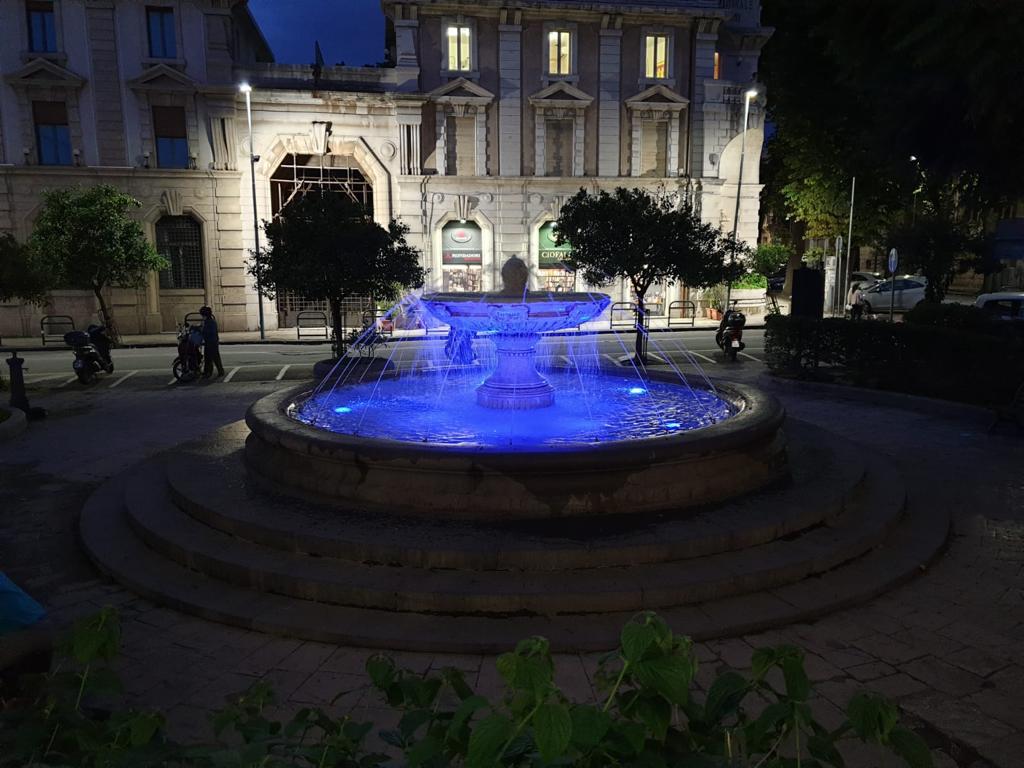 Giornata bimbi nati prematuri, la fontana Senatoria si illumina di viola