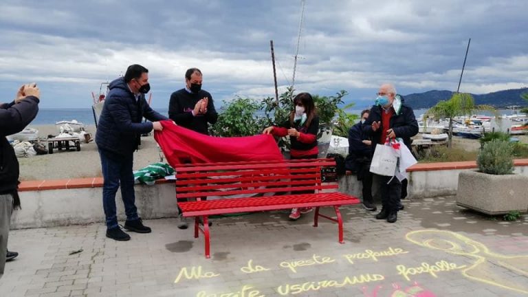 Violenza di genere, panchina rossa sul lungomare di Patti