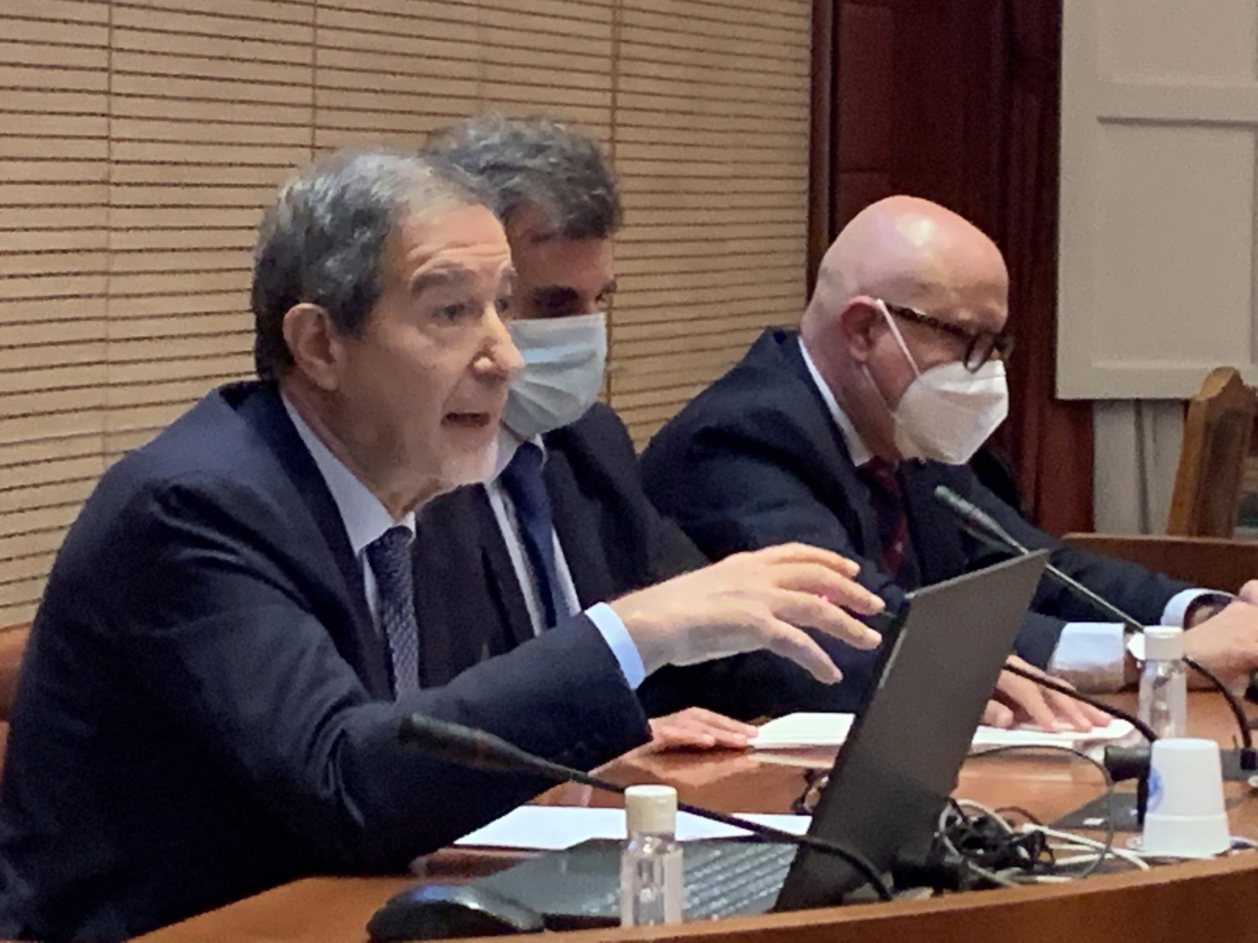 Scuole, Musumeci rinvia apertura