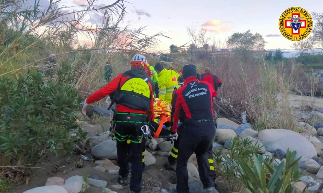 Disgrazia, finisce con la moto nel fiume e muore