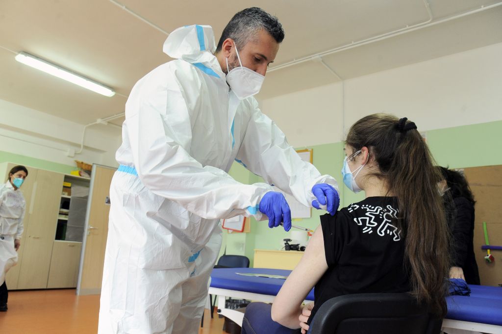 Covid: oltre l’80% dei ricoverati è senza quarta dose