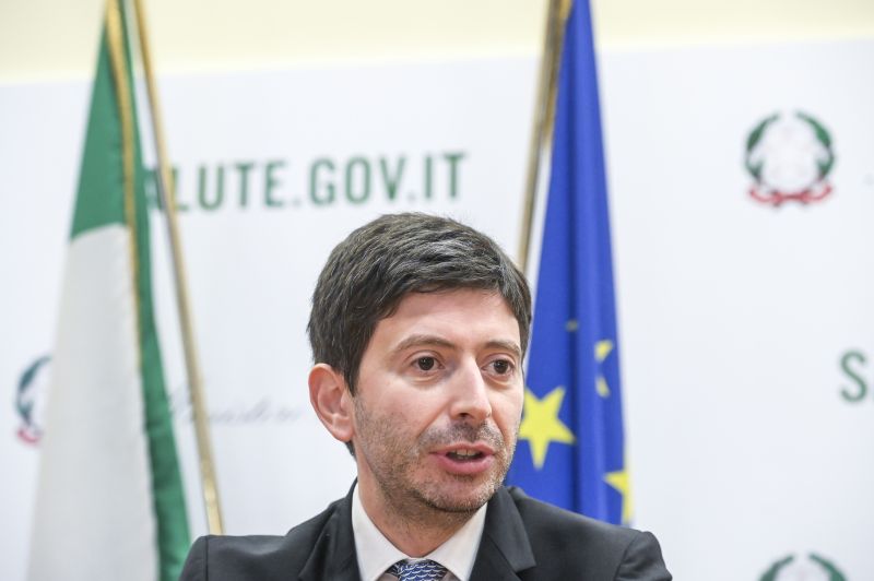 Covid, Speranza “Primi segnali di raffreddamento della curva”