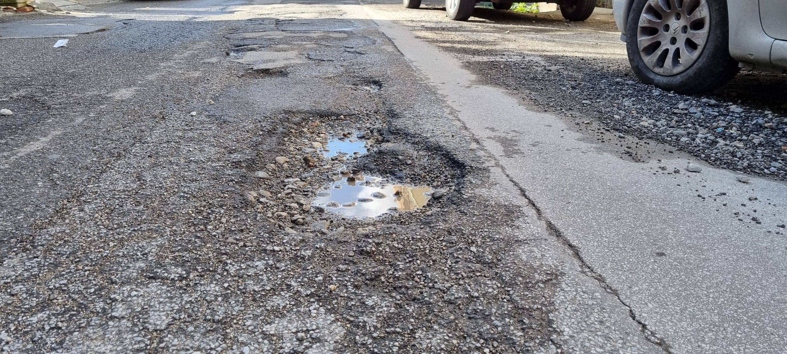 Santa Margherita, l’Amministrazione De Luca finisce in…buca