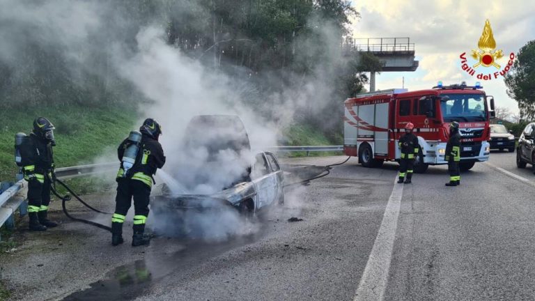 A20, auto a gpl prende fuoco