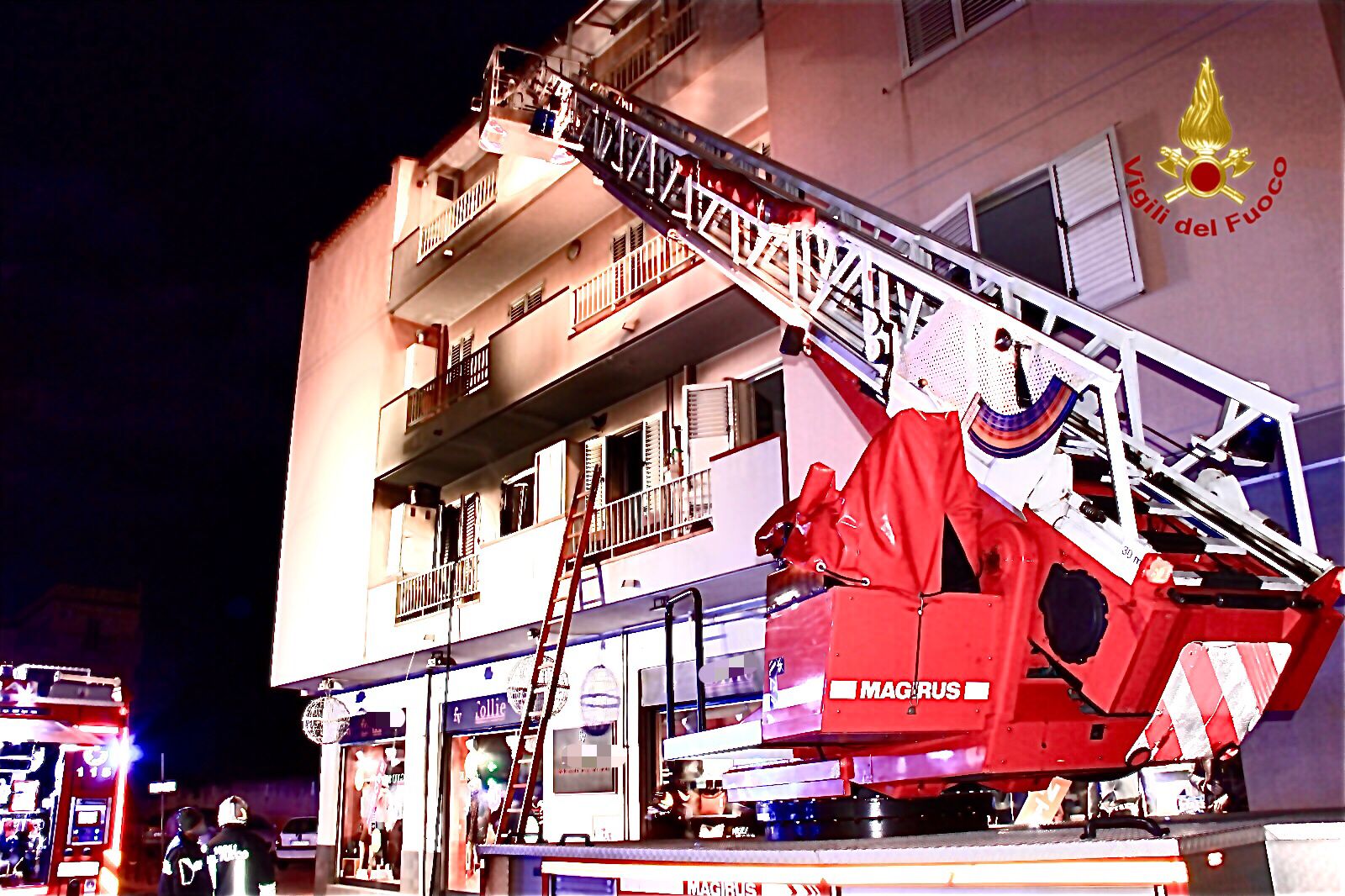 Spadafora, palazzina in fiamme