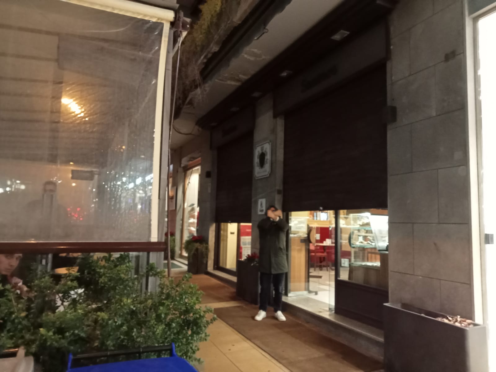 Protesta silenziosa, si spengono le luci dei locali pubblici