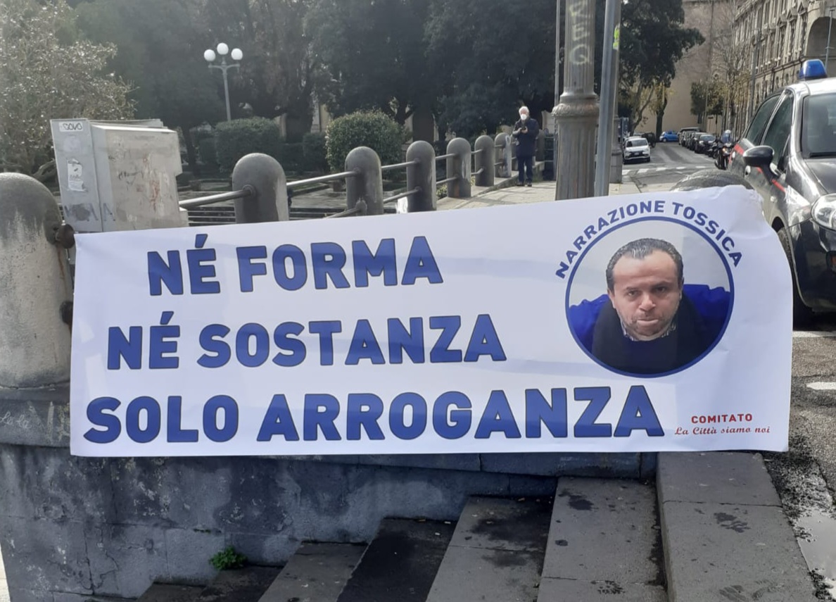 La città siamo noi le canta a De Luca: “La pernacchia era per te”