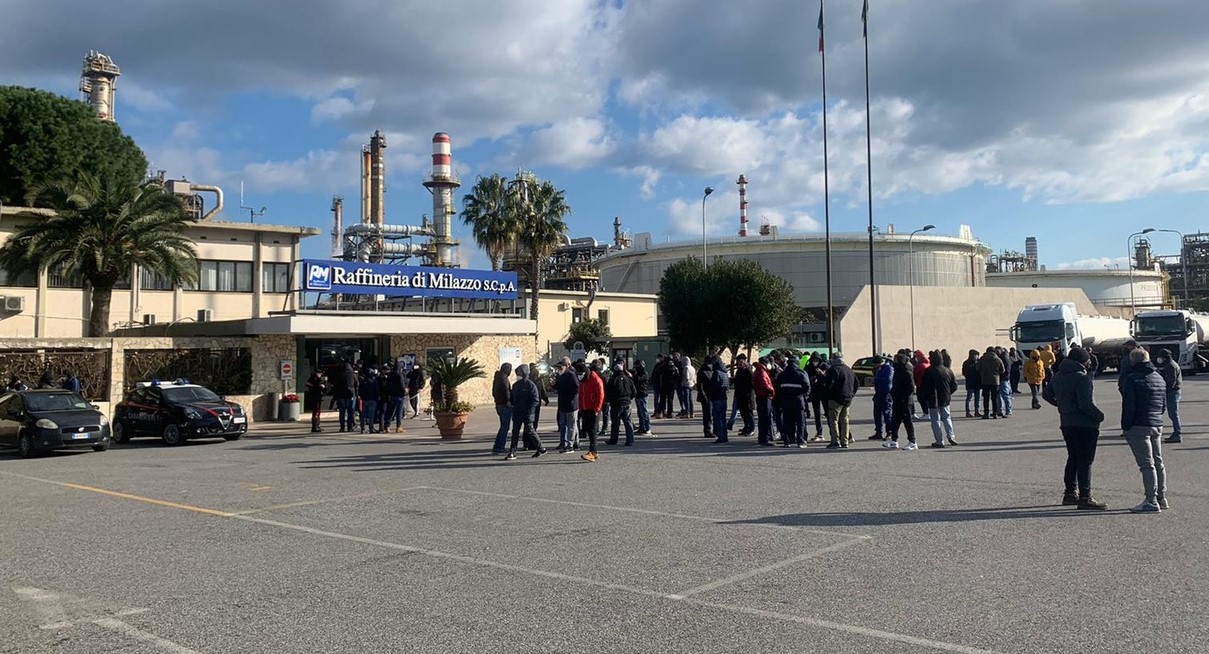 Senza 5 mensilità e senza futuro, protestano i lavoratori Sicem a Milazzo