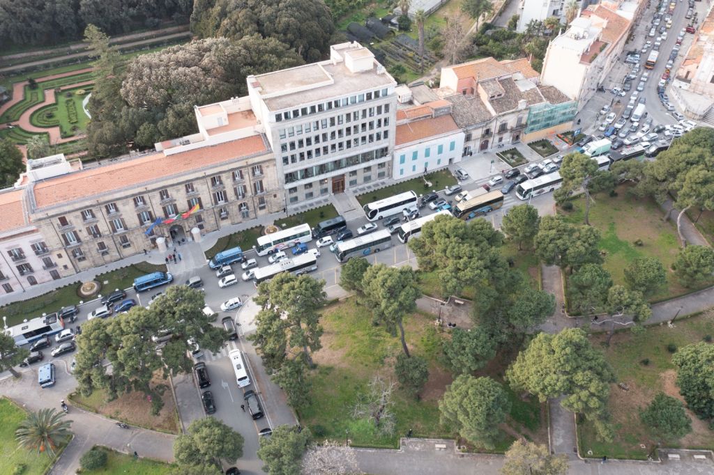 Imprese bus turistici protestano in Piazza Indipendenza a Palermo