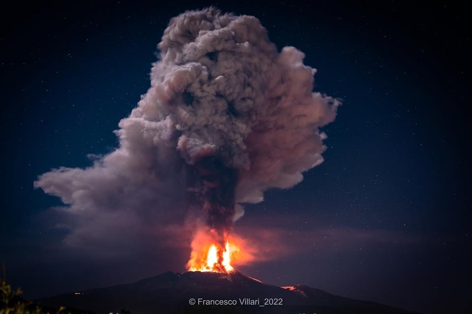Etna in eruzione, nube di 10 km