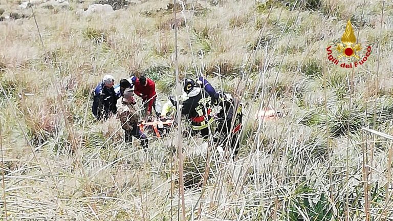 Precipita in un dirupo, salvato dai Vigili del fuoco
