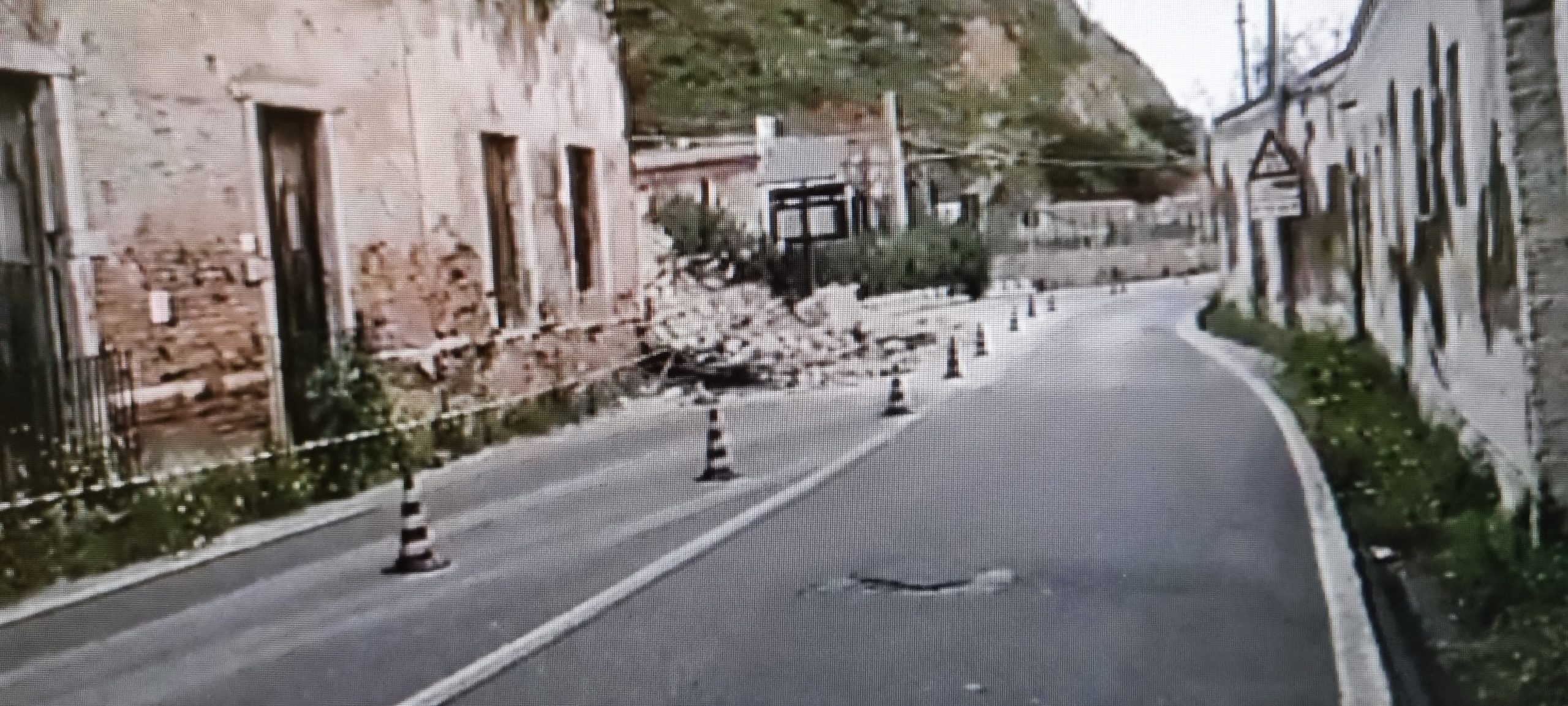 Crolla palazzina, tragedia sfiorata sulla Ss 114