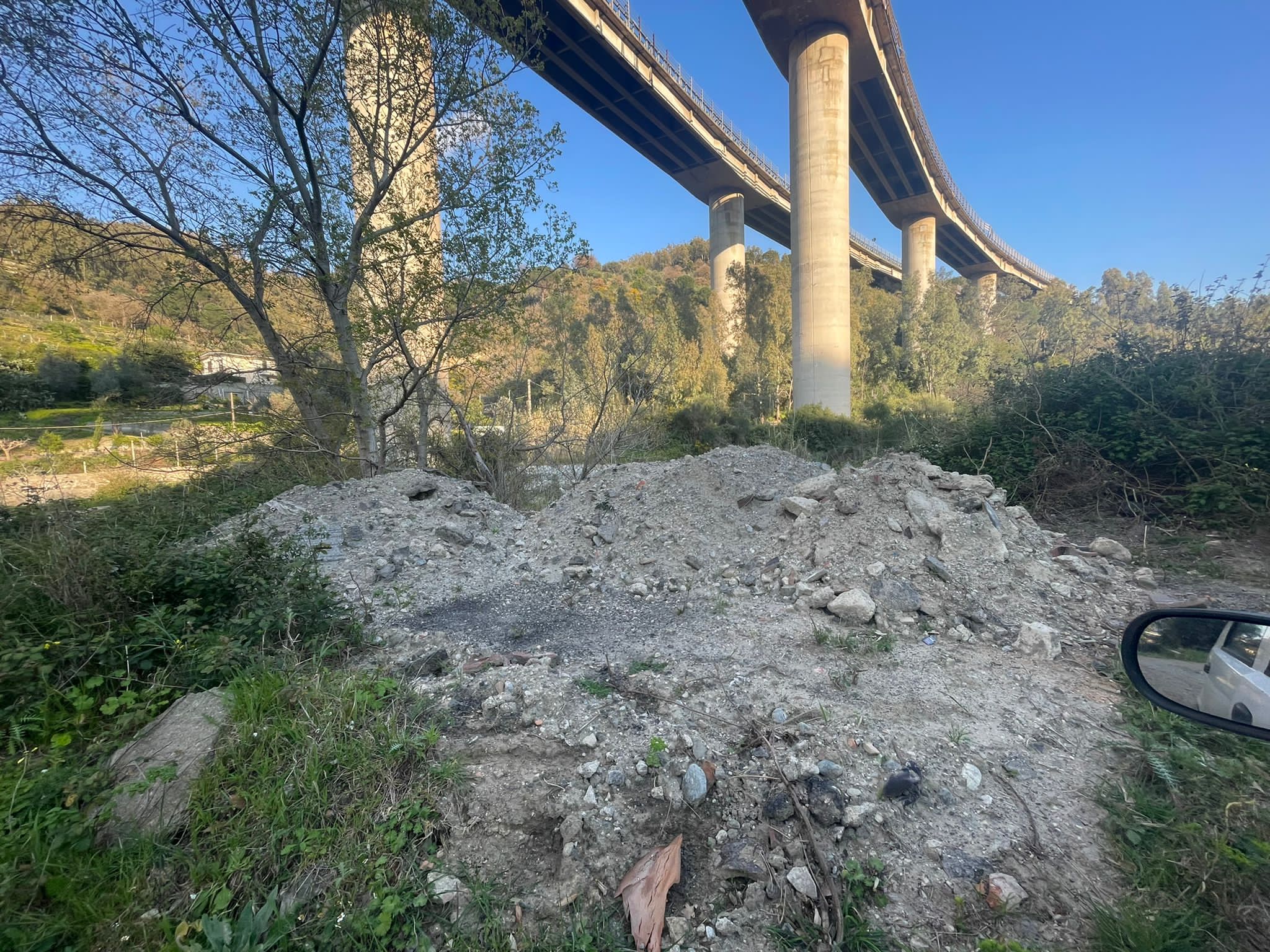 Scaricava materiale in un torrente: scoperto e denunciato dai vigili