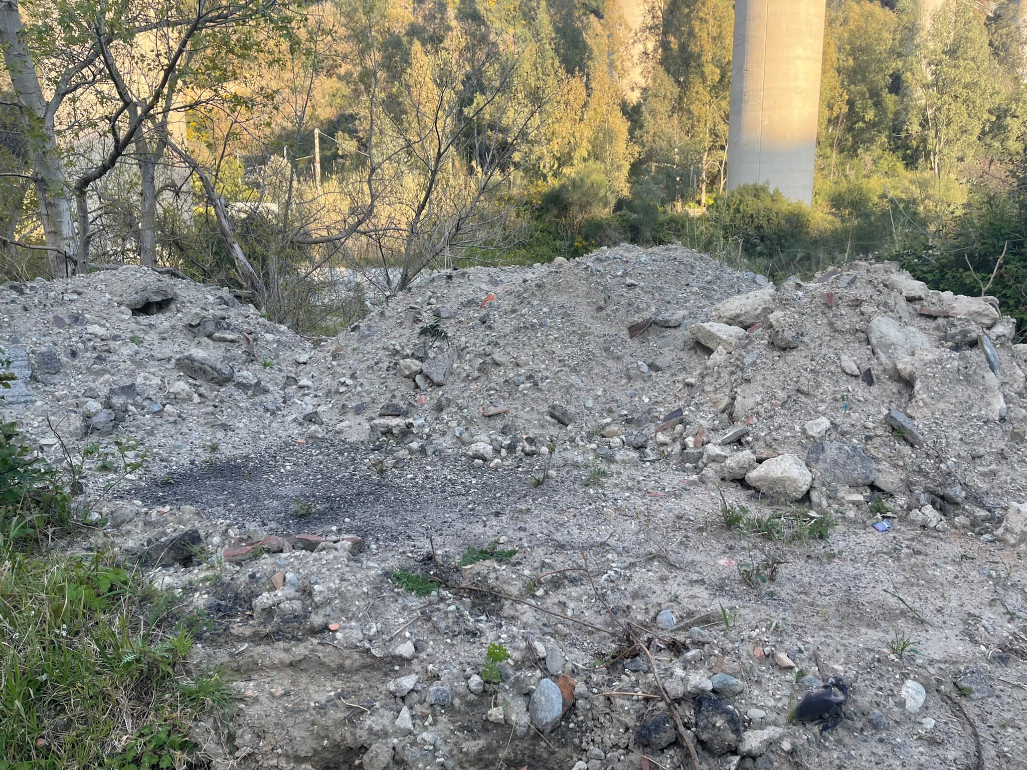Rifiuti abbandonati nel torrente: scatta una denuncia