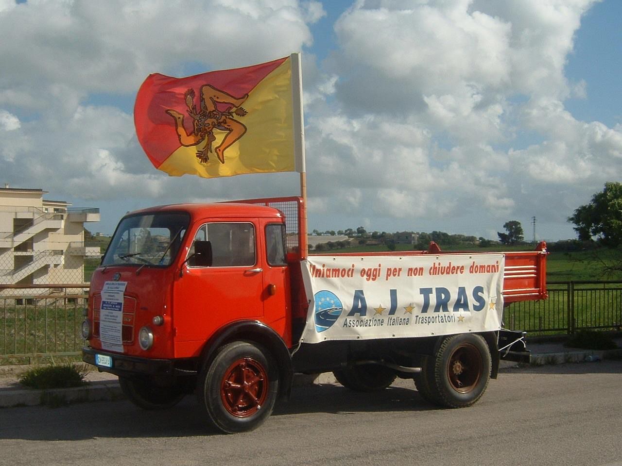 Caro carburanti, presìdi anche a Messina