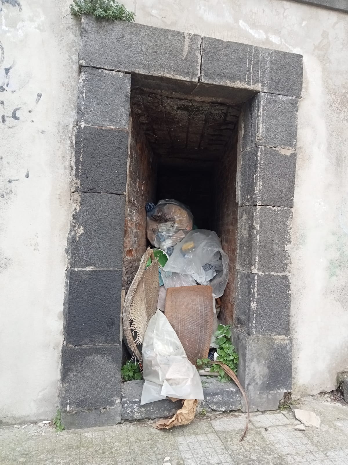 Scalinata via Latina abbandonata a sé, gli abitanti ne chiedono la pulizia