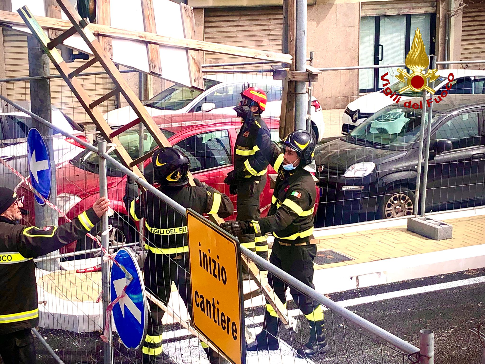 Via La Farina, rimosso cartellone pubblicitario