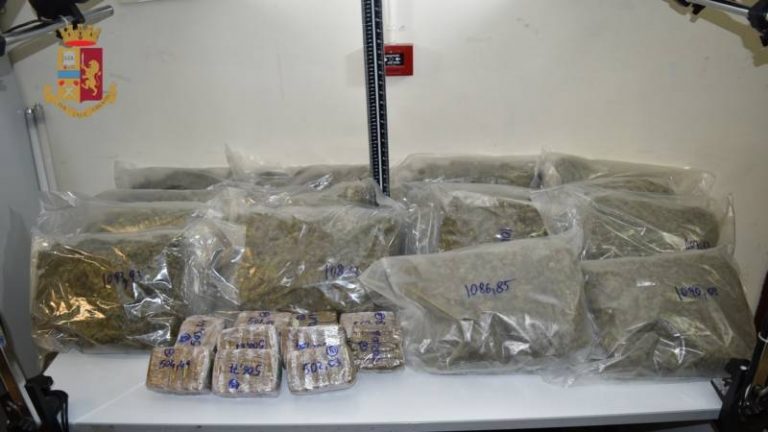 Un carico di droga tra le cassette di frutta, 45enne arrestato