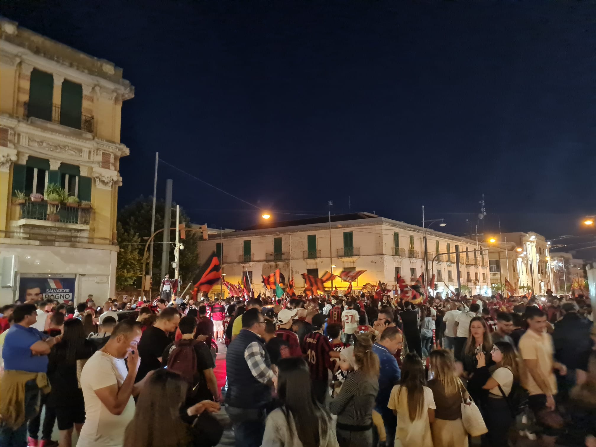 Milan tricolore, piazza Cairoli si tinge di rossonero