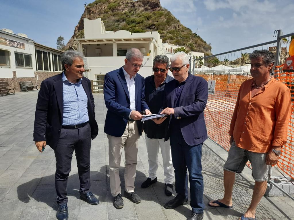 Lavori portuali, tour di Falcone alle Eolie