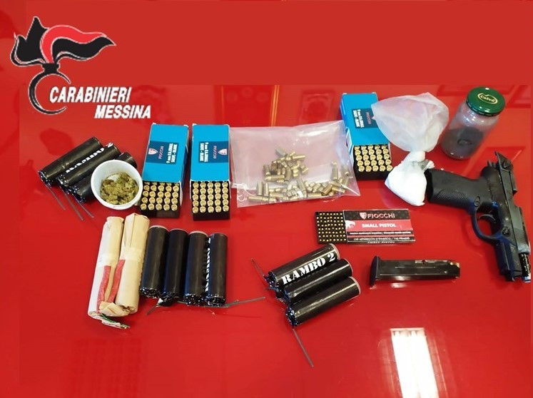 Fabbricava bombe carta in casa e coltivava marijuana: arrestato 33enne