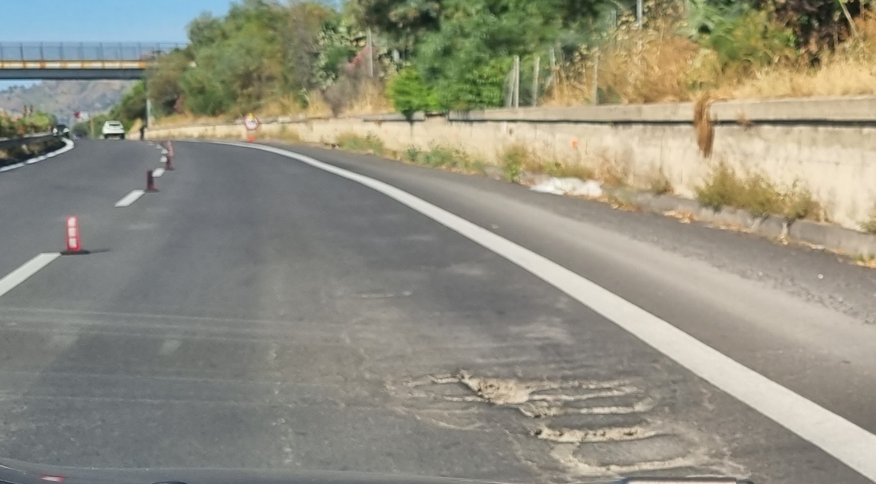 A18, il nuovo asfalto si “sbriciola”