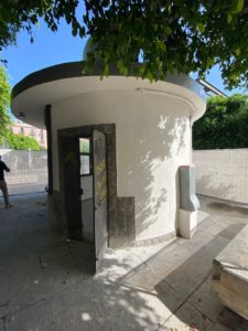 Nuovo look per il chiosco Atm di piazza Cairoli