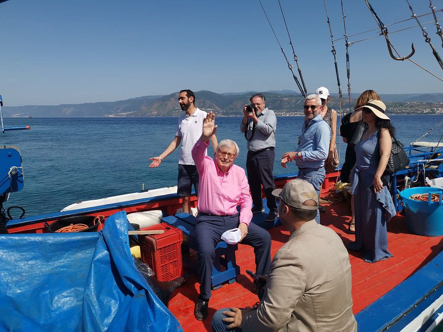 Giro in feluca di Sgarbi, il critico d’arte sostiene De Luca