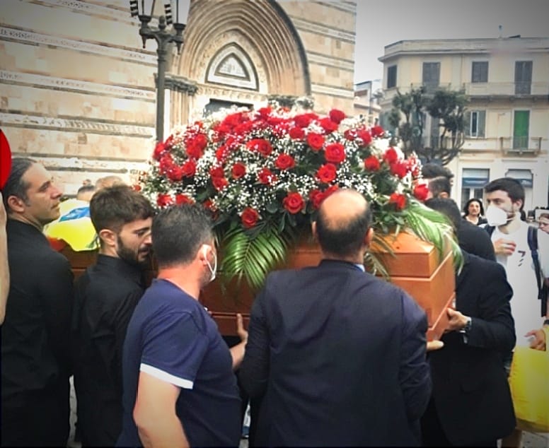 Cattedrale gremita per l’ultimo saluto a Salvatore