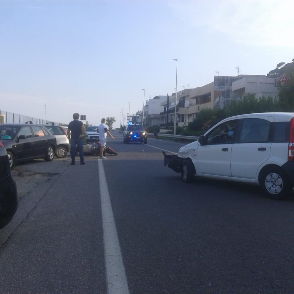 Incidente a Ponte Schiavo: scooterista ferito