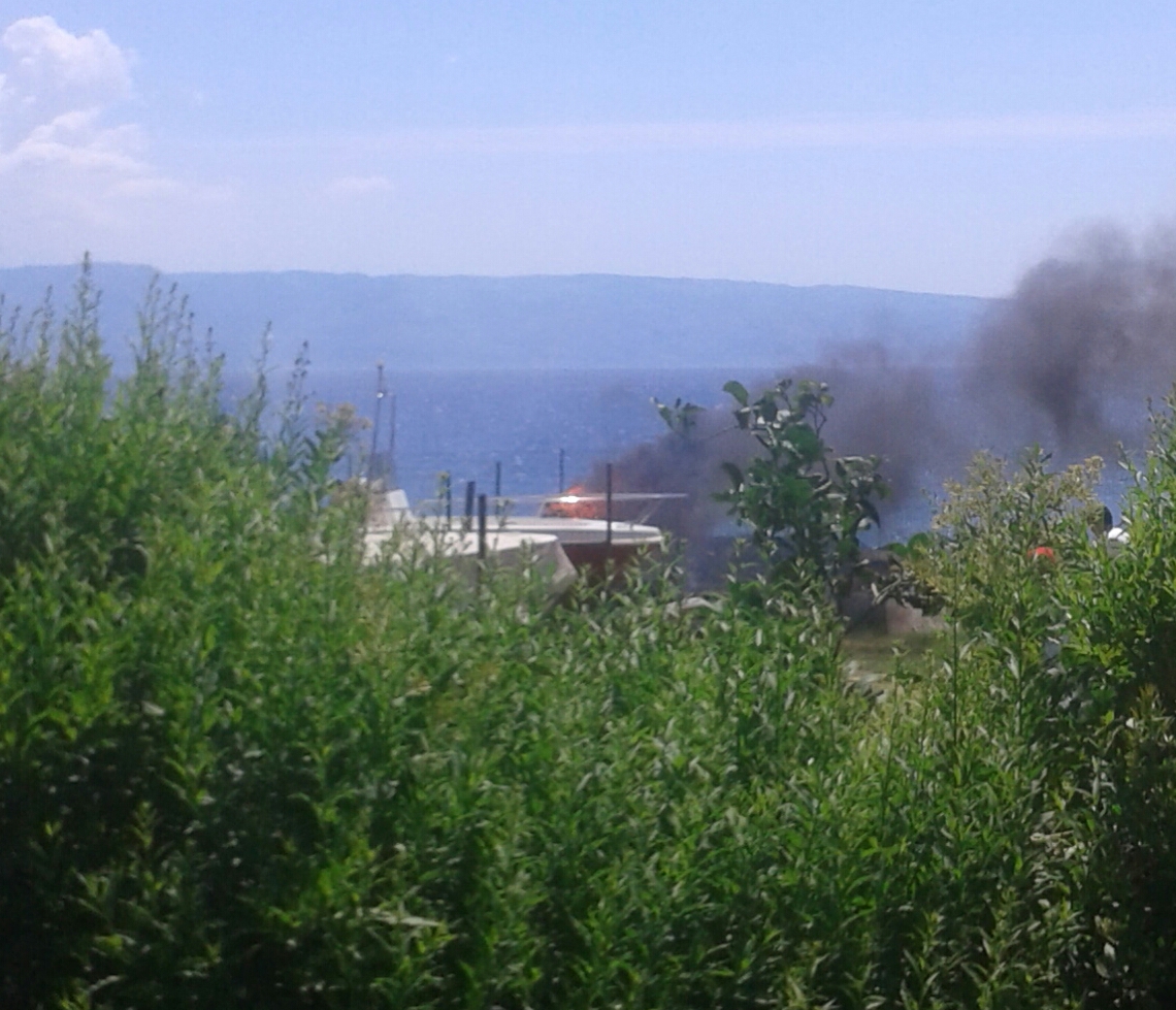 Bruciano sterpaglie, moto d’acqua distrutta