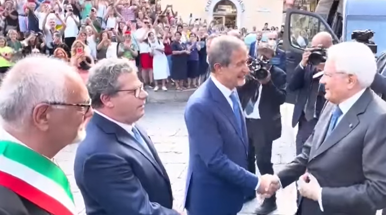 Mattarella a Taormina, applausi e bandiere tricolore