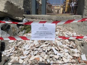 Scaricano rifiuti in spiaggia, stanati dalle telecamere