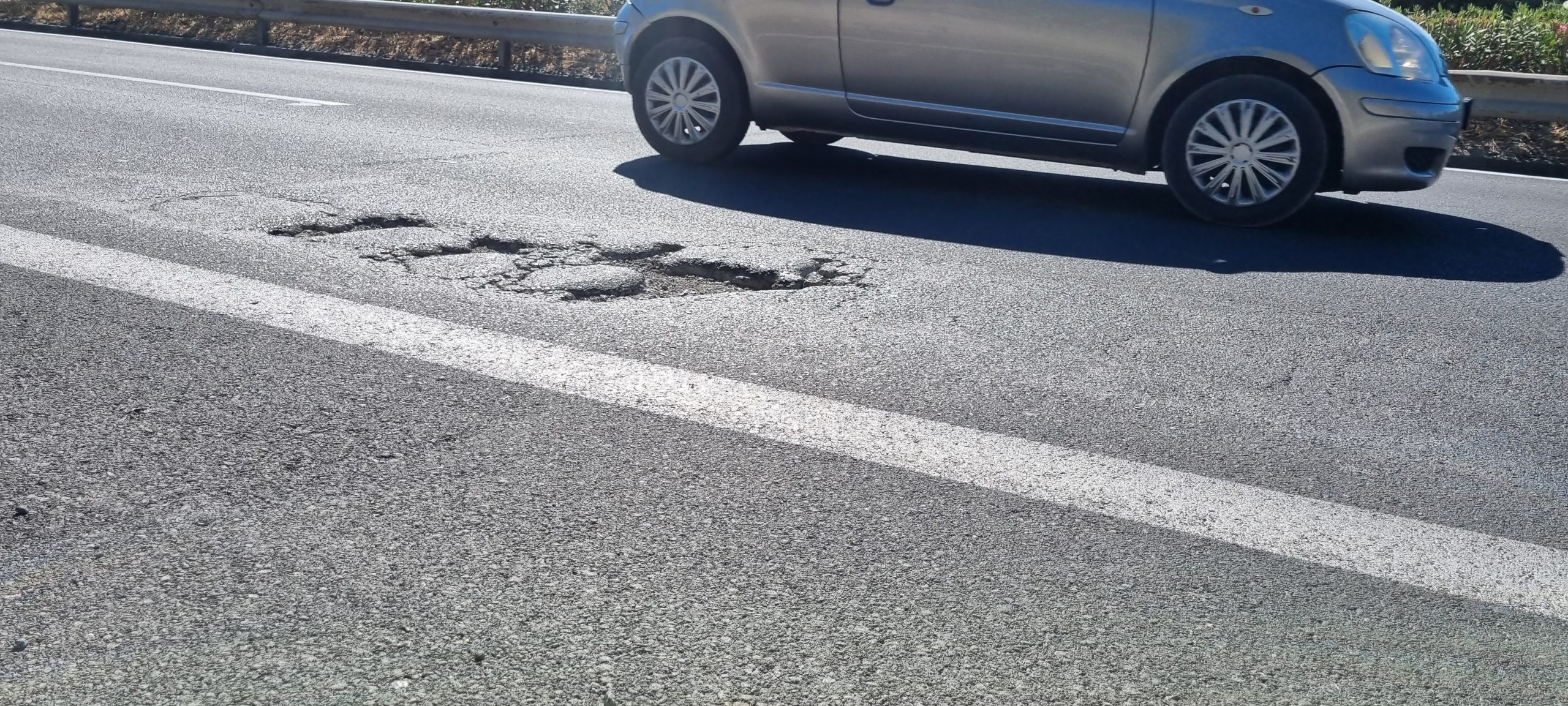 A18, il nuovo asfalto “salta” a Santa Teresa