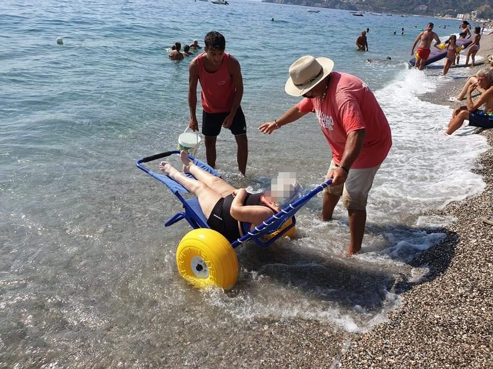 Mare senza frontiere, fino ad agosto spiagge di Brolo, Letojanni e Barcellona attrezzate per i disabili