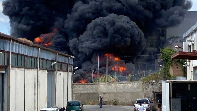 Deposito di MessinaServizi in fiamme a Pistunina. FOTO