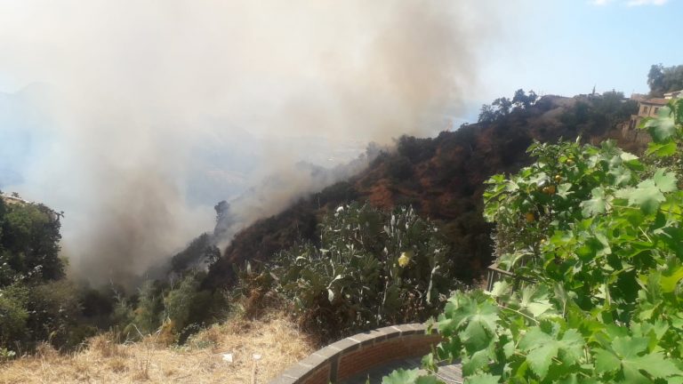 La Sicilia brucia, fiamme anche a Portella Castanea