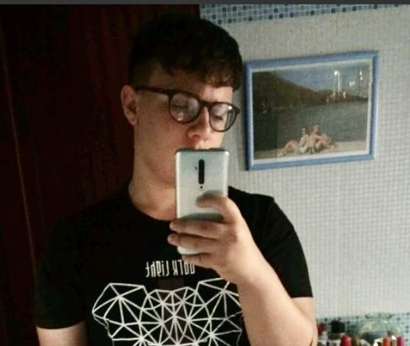 Si schianta contro un palo, muore 18enne