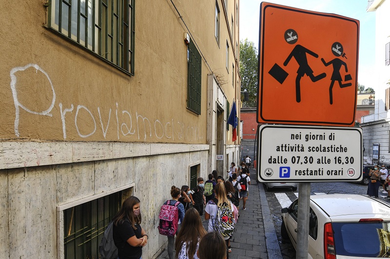 Pubblicate le regole per la scuola, mascherine solo per alunni fragili