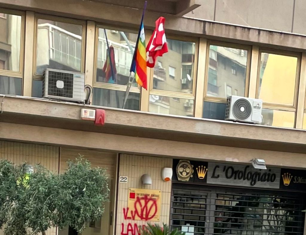 Imbrattata con scritte offensive la sede regionale della Cgil a Palermo