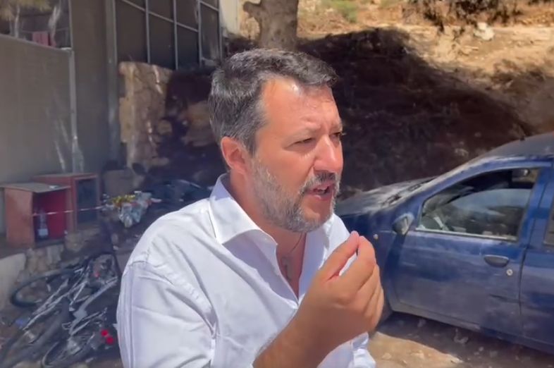 Blitz di Salvini all’hotspot di Lampedusa, “Non è degno di un Paese civile”