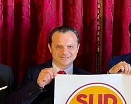 Giarrusso già “saluta” De Luca