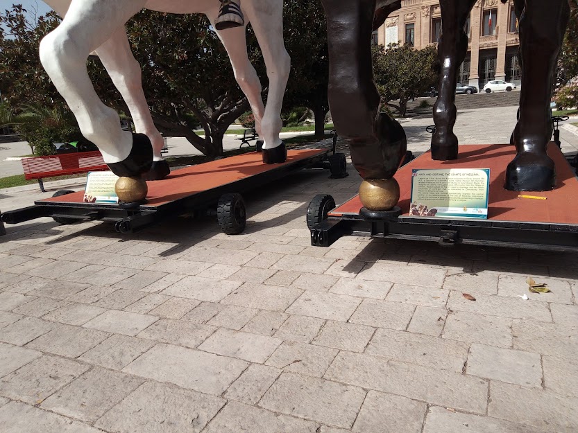 Mata e Grifone, targhe in italiano ed in inglese per i turisti