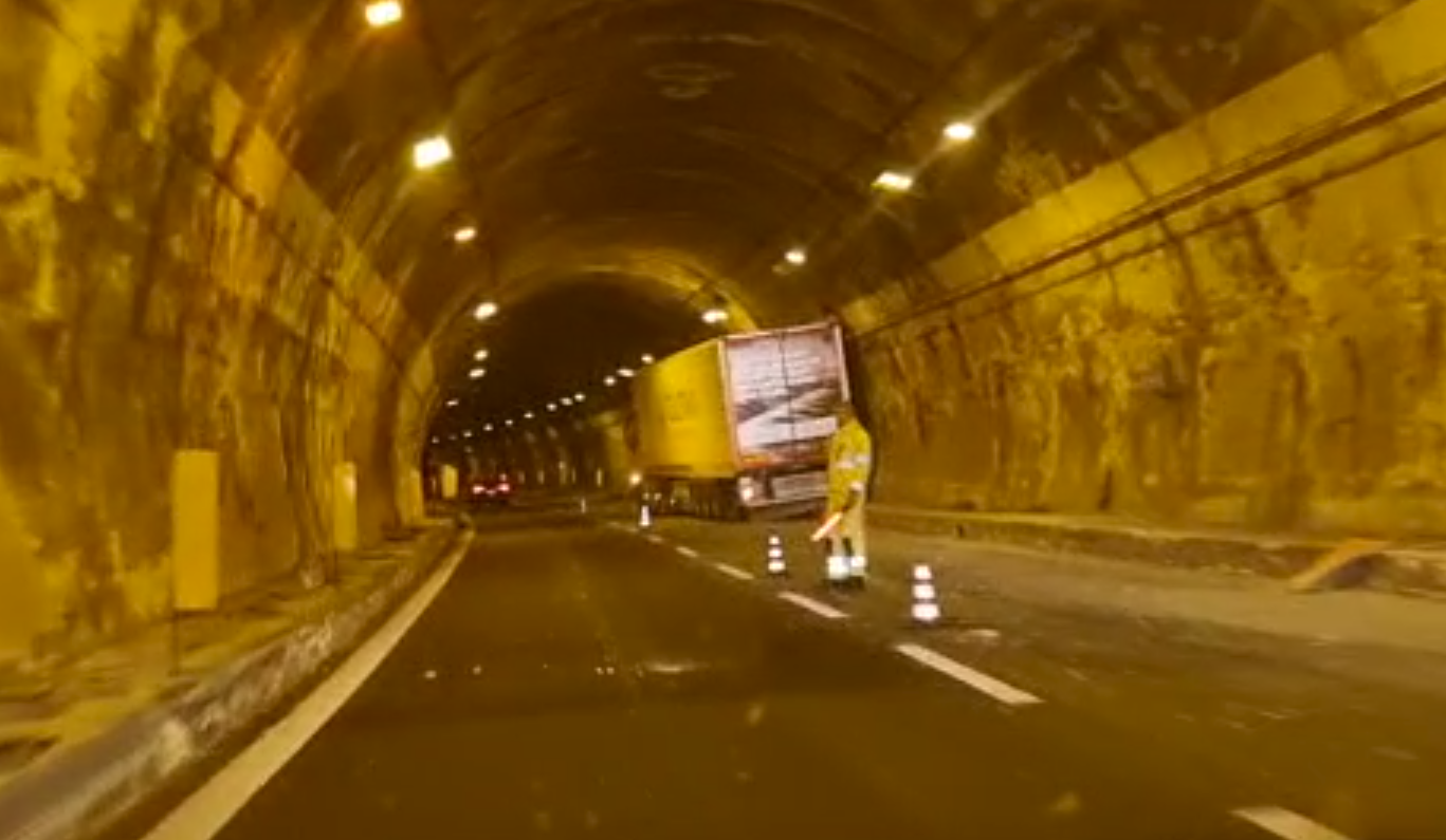 A18, Tir contro il muro in galleria