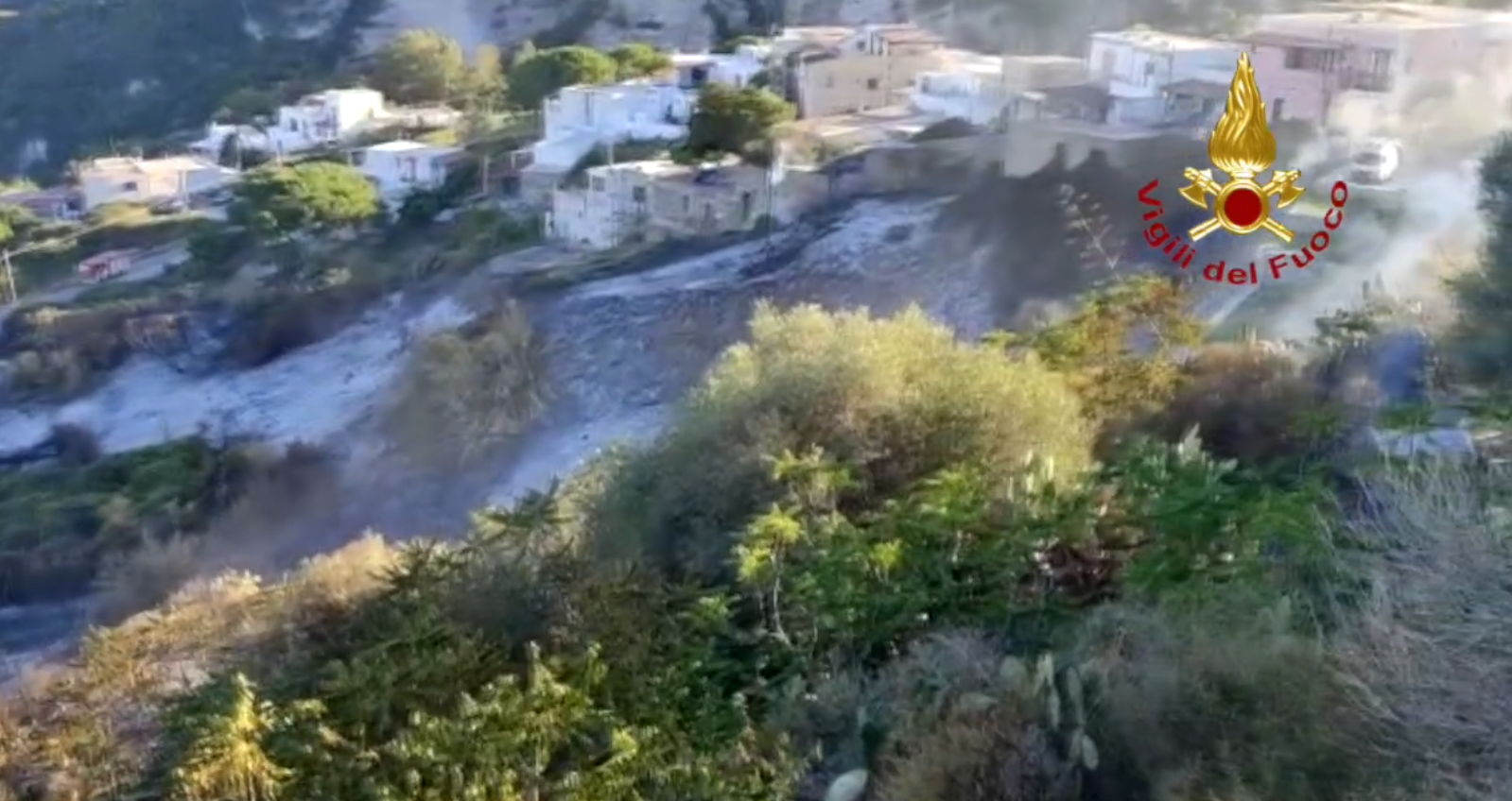 Incendio minaccia le abitazioni