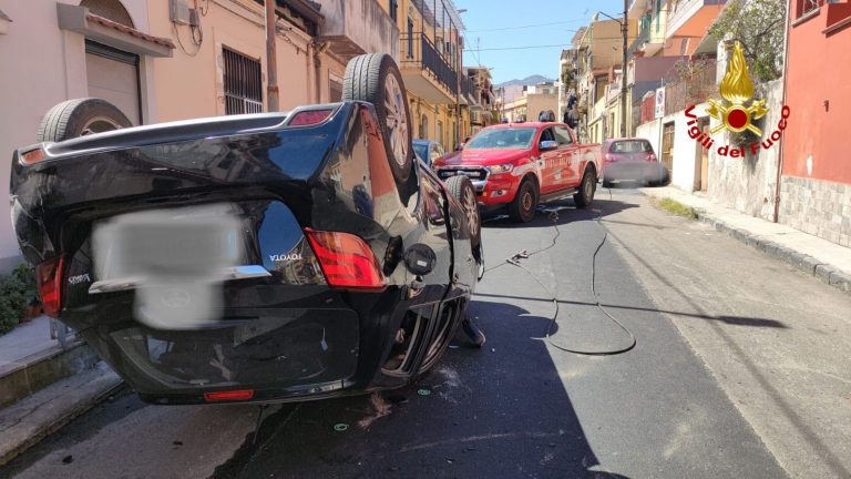 Auto si ribalta in via Del Santo