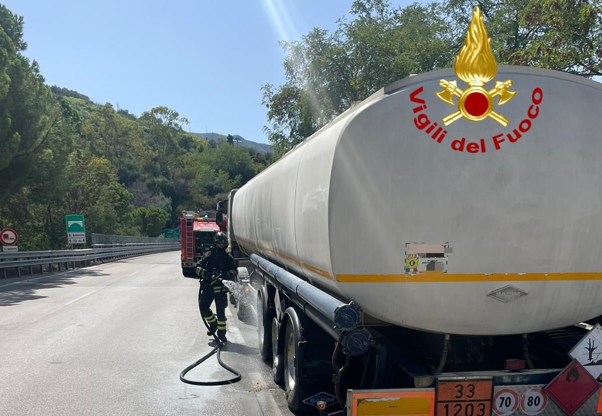 A20, principio d’incendio di una cisterna di benzina