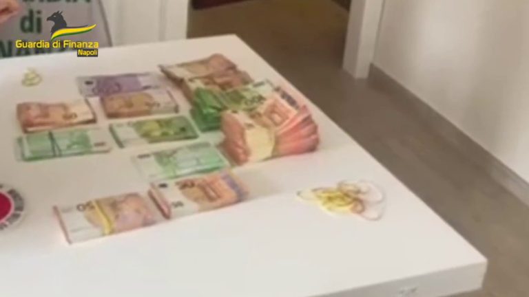 Napoli, 2.000 banconote false tra i banchi di piazza Mercato