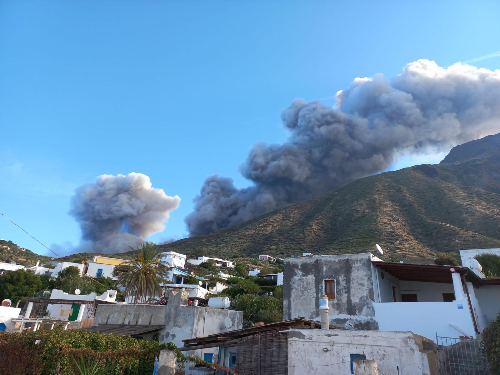 Stromboli in eruzione, colata lavica arriva a mare