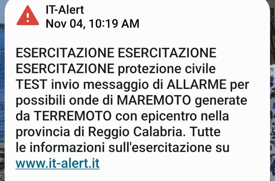 Cellulari suonano improvvisamente con un messaggio d’allarme: si tratta di una simulazione
